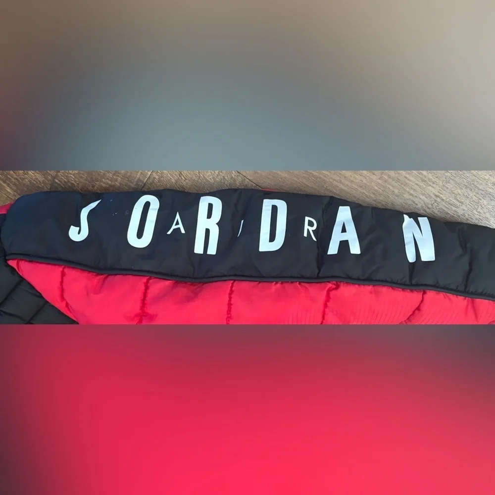 air Jordan full zip winter puffer jacket/coat with hood Size small 8-10 years